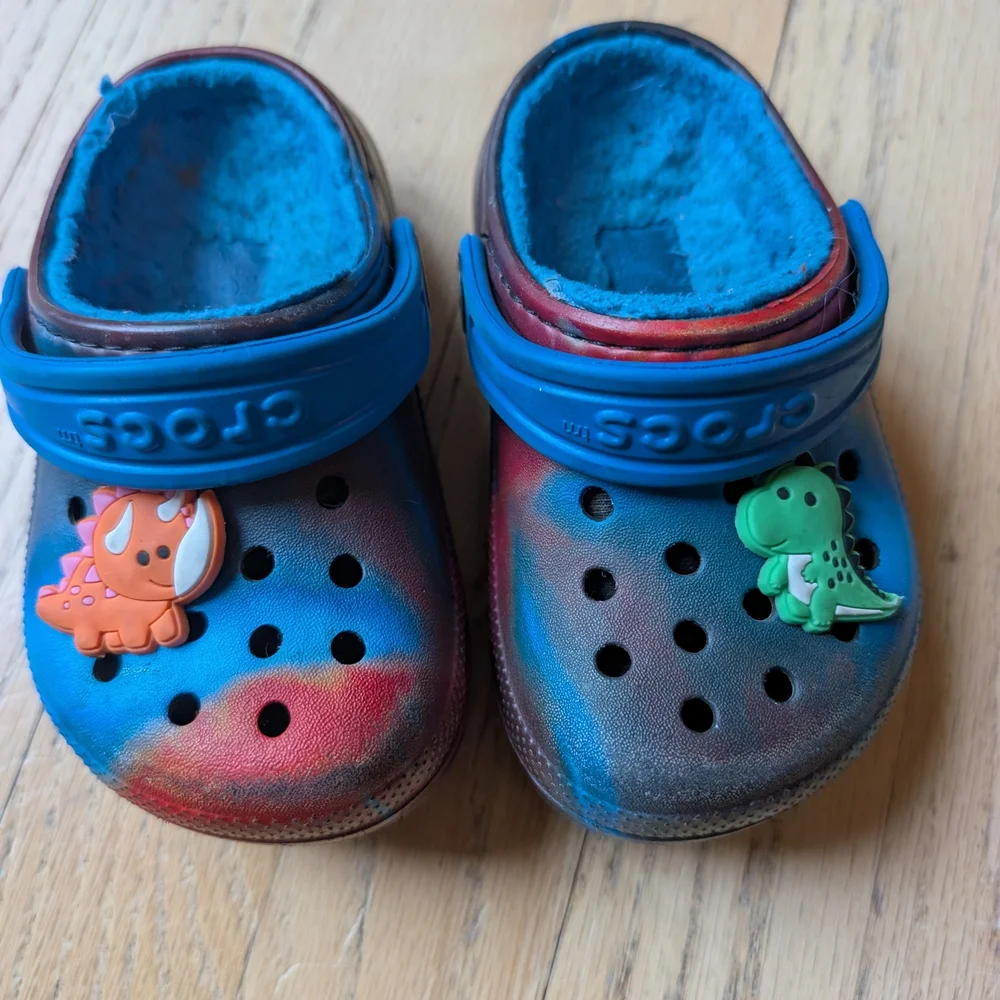 CROCS Kids Blue and Red Fleece Lined Clogs Size 6